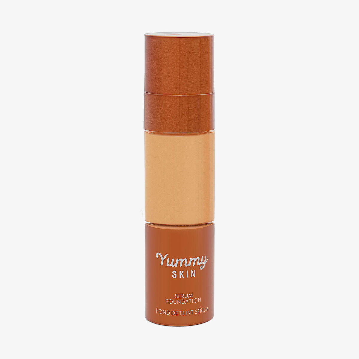 Eine halbtransparente und bronzene Flasche Yummy Skin Serum Foundation 9N mit warm-beigem Inhalt.