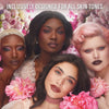 Vier Frauen mit unterschiedlichen Hauttönen posieren zwischen rosa Blumen und präsentieren jeweils einen Look, der mit der Groundwork Palette – Blooming Romance kreiert wurde.