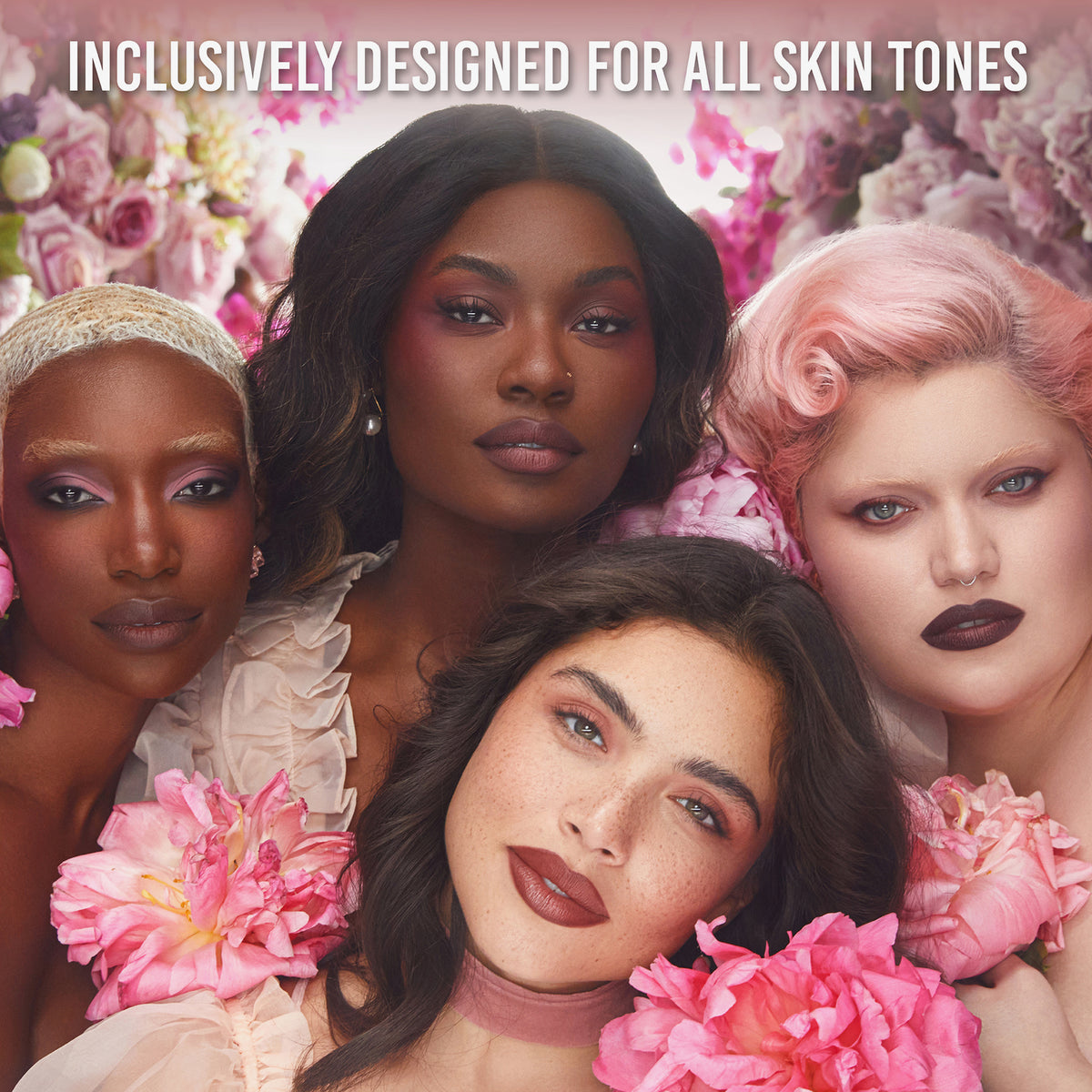 Vier Frauen mit unterschiedlichen Hauttönen posieren zwischen rosa Blumen und präsentieren jeweils einen Look, der mit der Groundwork Palette – Blooming Romance kreiert wurde.