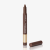 Ein brauner Cupid's Arrow Longwear Stylo, dessen Kappe abgenommen und daneben platziert wurde.