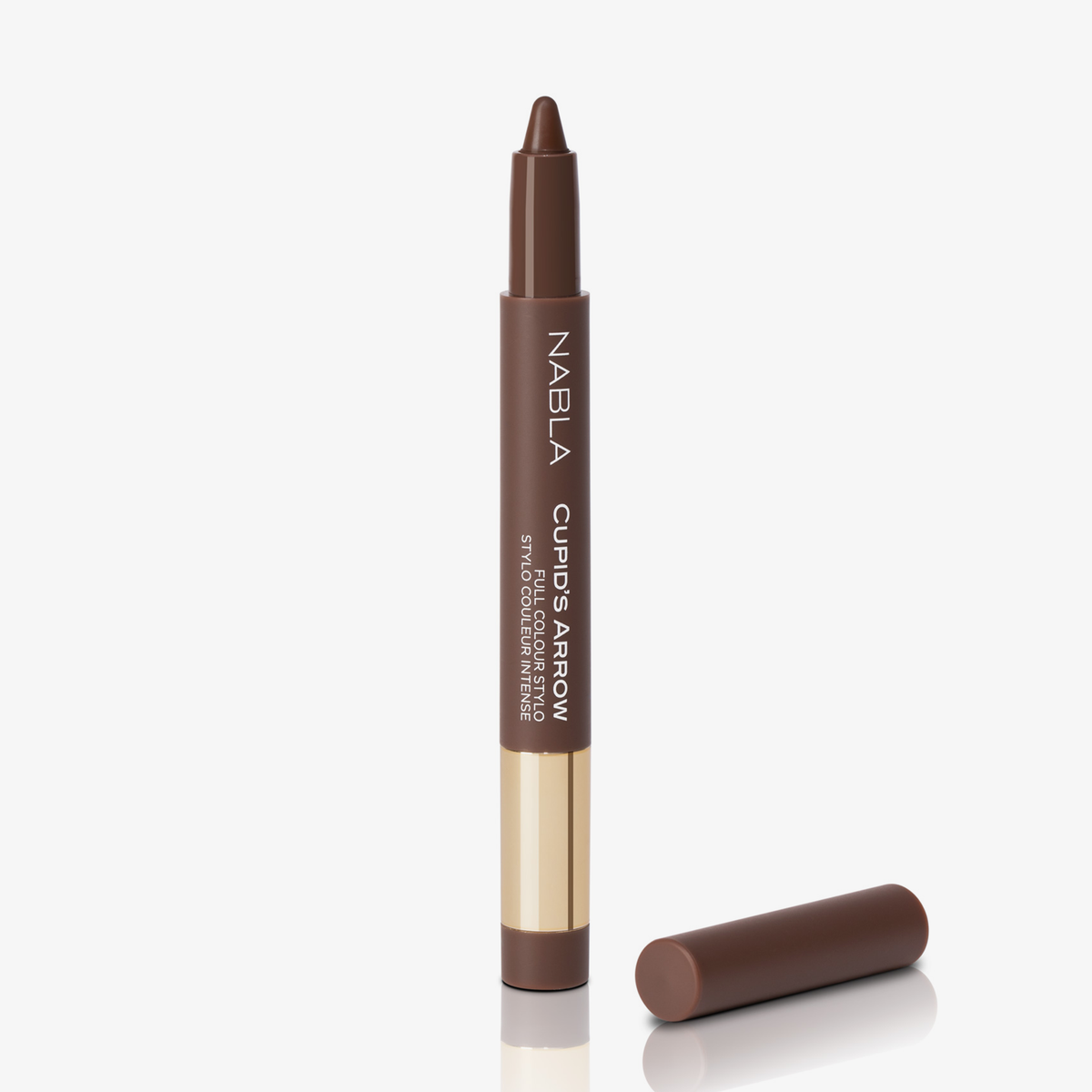 Ein brauner Cupid's Arrow Longwear Stylo, dessen Kappe abgenommen und daneben platziert wurde.