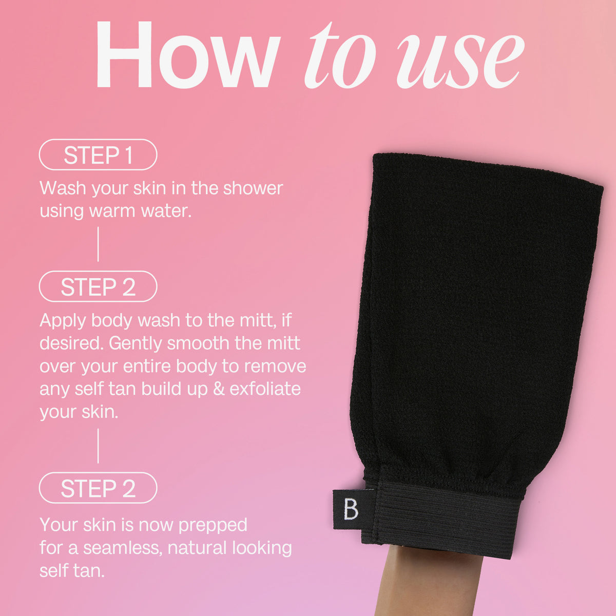 Eine Hand hält den Peelinghandschuh vor einem rosa Hintergrund mit Schritt-für-Schritt-Anleitungen zum Entfernen der Selbstbräunung