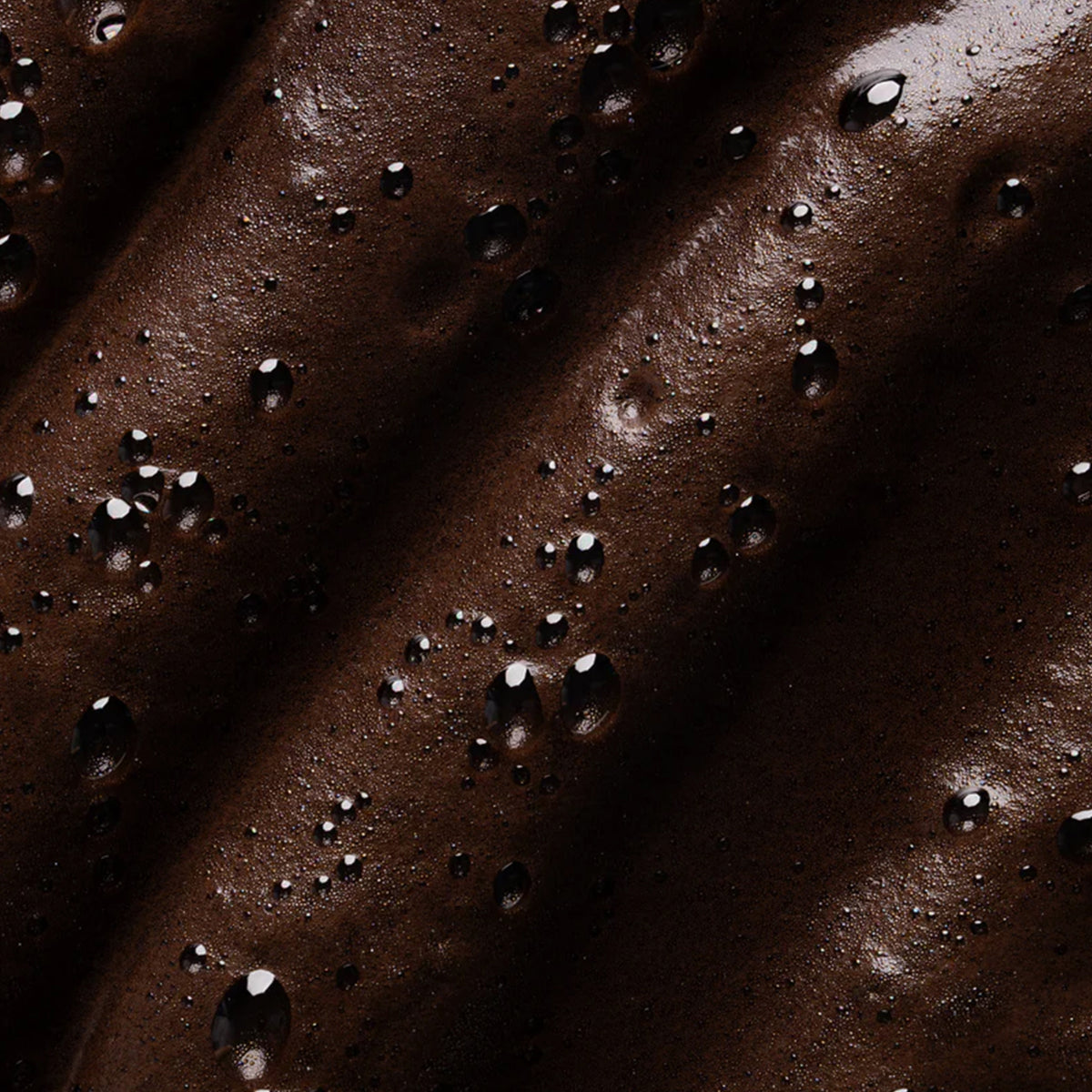 Nahaufnahme des dunkelbraunen Self Tanning Mousse Deep Violet.