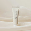 Tube Relief Sun: Rice+Probiotics Sonnencreme vor einem weichen beigen Stoffhintergrund