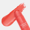 Blushin' Charm Multi Stick 020 mit runder Kuppe auf einem cremigen korallenrotem Swatch auf weißer Oberfläche.