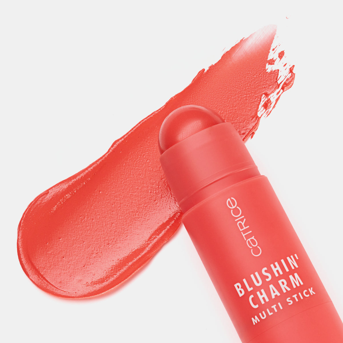 Blushin' Charm Multi Stick 020 mit runder Kuppe auf einem cremigen korallenrotem Swatch auf weißer Oberfläche.