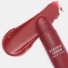 Blushin' Charm Multi Stick 030 mit runder Kuppe auf einem cremigen rotem Swatch auf weißer Oberfläche.