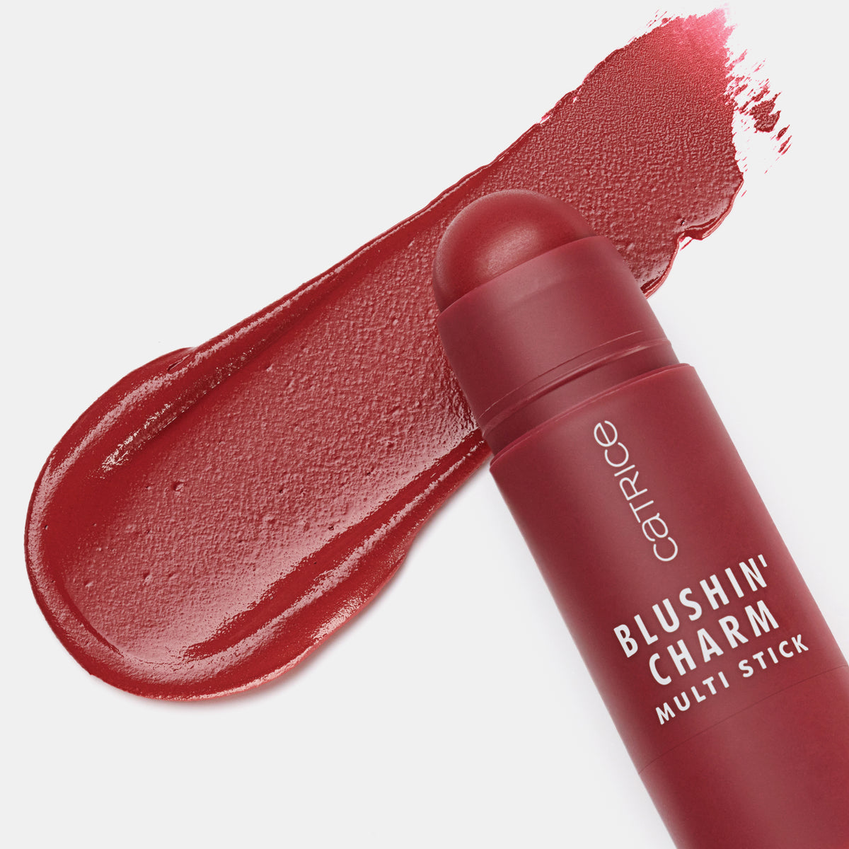 Blushin' Charm Multi Stick 030 mit runder Kuppe auf einem cremigen rotem Swatch auf weißer Oberfläche.