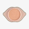 Schimmernder pfirsichfarbener KISS & GLOW Shimmer Lip Balm C01 in lippenförmigem Behälter auf weißem Hintergrund.