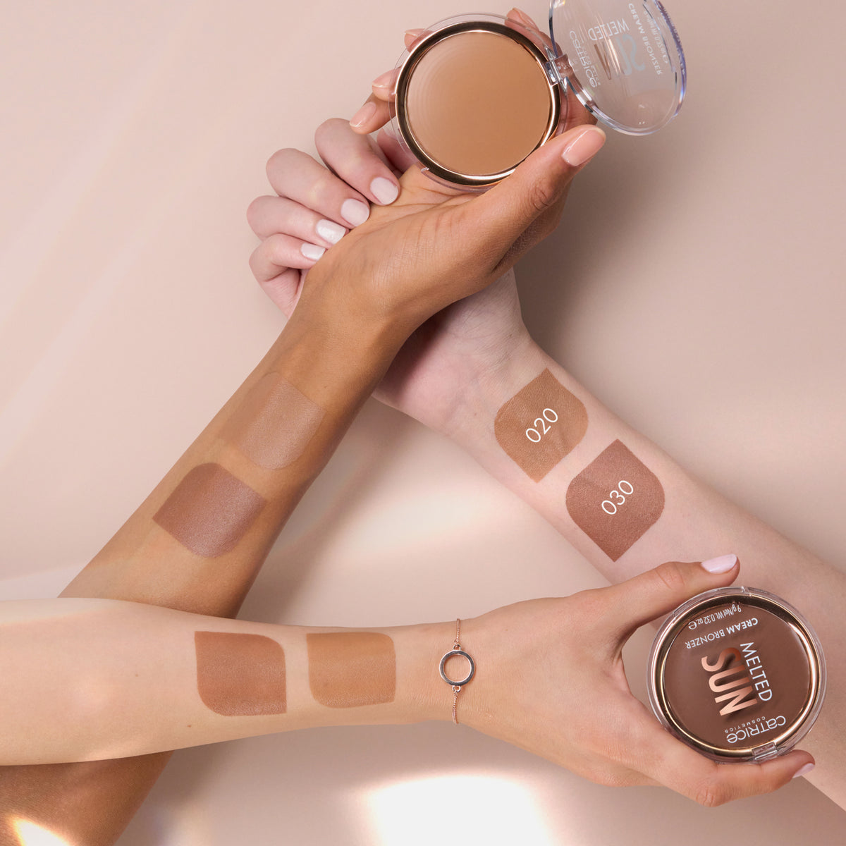 Drei Unterarme in unterschiedkichen Hauttönen mit Farbmustern der Melted Sun Cream Bronzer in 020 (warmes Braun) und 030 (neutrales Braun).