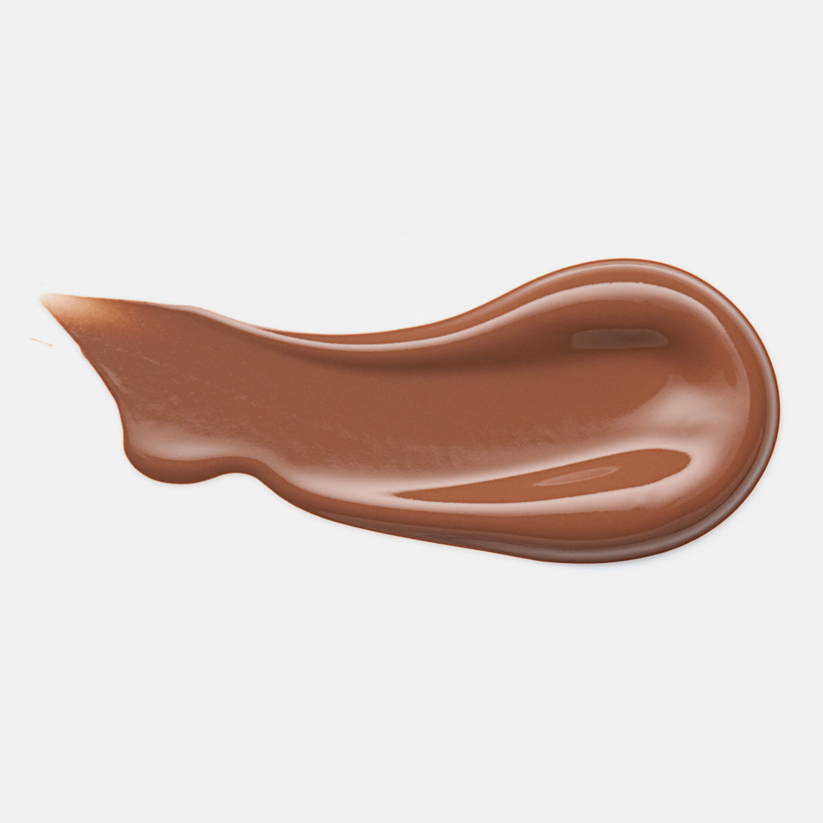 Ein glatter, glänzender Farbstreifen Melted Sun Liquid Bronzer 025 in warmem tiefen Braun auf weißem Hintergrund.