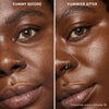Vorher-Nachher-Bild einer Frau mit dunklem Hautton nach Anwendung des Yummy Skin Serum Tint 14 – sichtbar ebenmäßiger Teint.