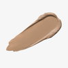 Ein beiger Farbstreifen Yummy Skin Blurring Balm Powder Shade 3.75 auf weißem Hintergrund.