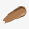 Ein beiger Farbstreifen Yummy Skin Blurring Balm Powder Shade 4.5 auf weißem Hintergrund.