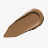 Ein beiger Farbstreifen Yummy Skin Blurring Balm Powder Shade 6 auf weißem Hintergrund.