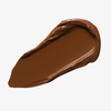 Ein beiger Farbstreifen Yummy Skin Blurring Balm Powder Shade 9 auf weißem Hintergrund.