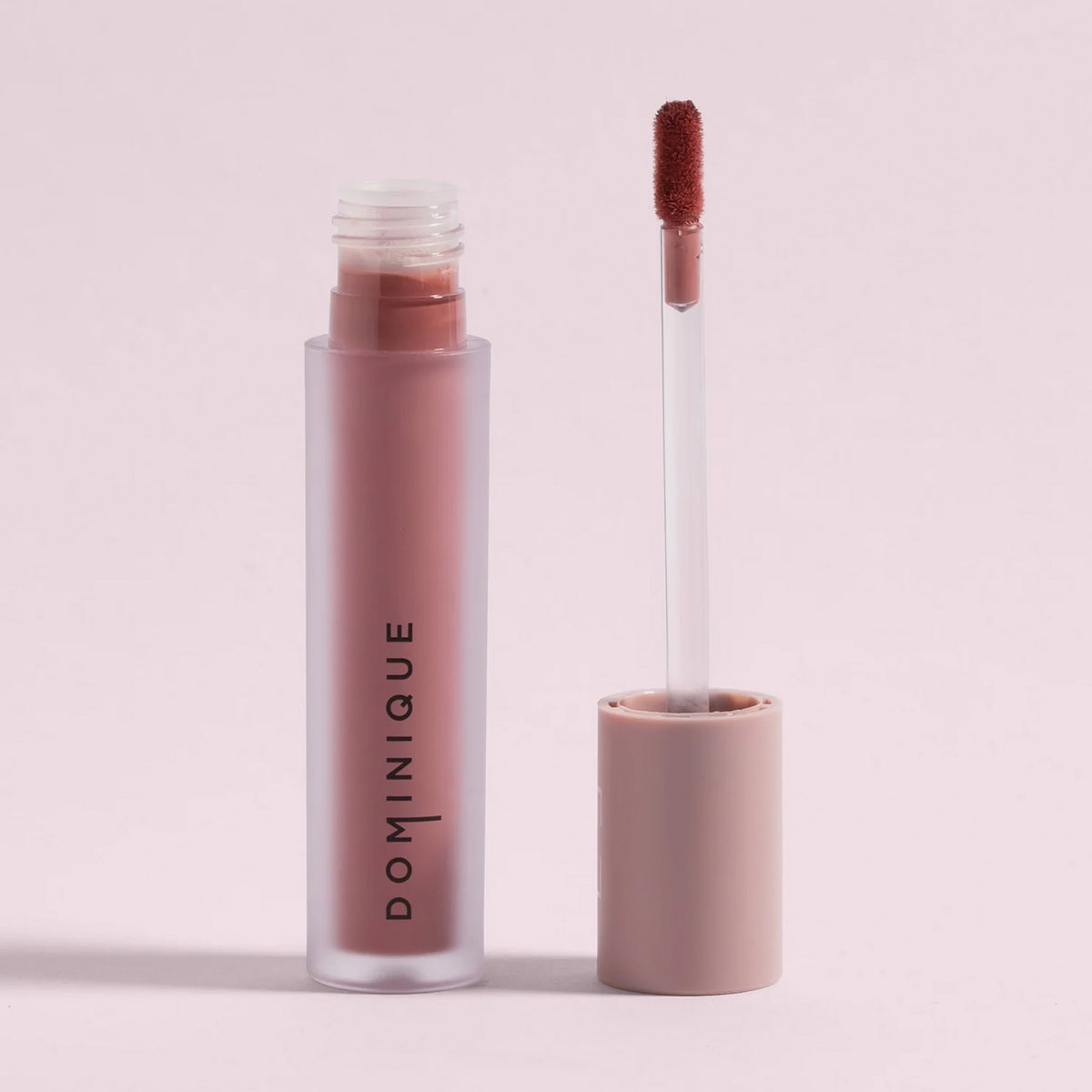 Cremiger, matter Flüssiglippenstift in mattem Rosaton mit Applikator und Dominique-Branding auf der Tube.