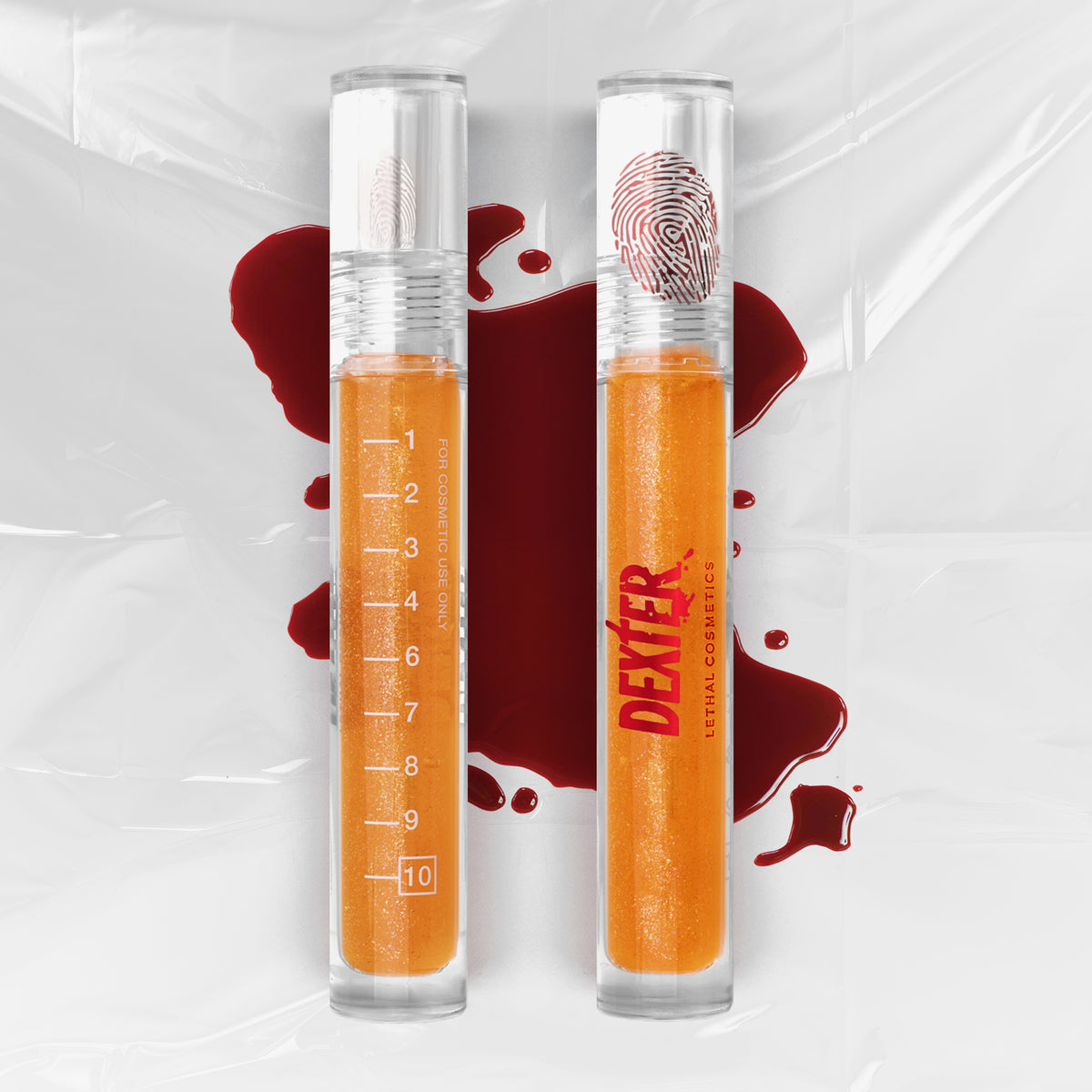 Transparente Tube des Dexter Lip Oil M99 von Lethal Cosmetics mit orange glitzerndem Inhalt von vorne und hintern dargestellt.