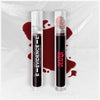 Vorder- und Rückansicht der Tube des Dexter Lip Stain Dark Passenger von Lethal Cosmetics, gefüllt mit dunkelrotem Inhalt vor einer blutigen Folie.