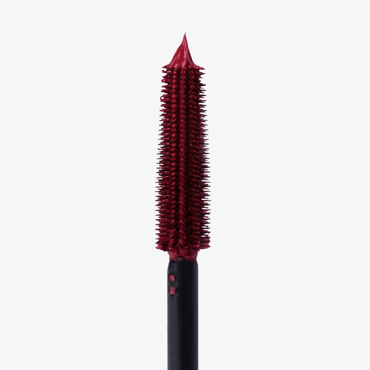 Nahaufnahme der CHARGED™ Mascara-Bürste von Lethal Cosmetics in Overload mit roter Mascara.