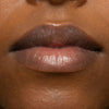 Nahaufnahme von Lippen mit einem natürlichen, glänzenden Finish erzielt mit dem LH Cosmetics Plush in der Farbe Cozy.