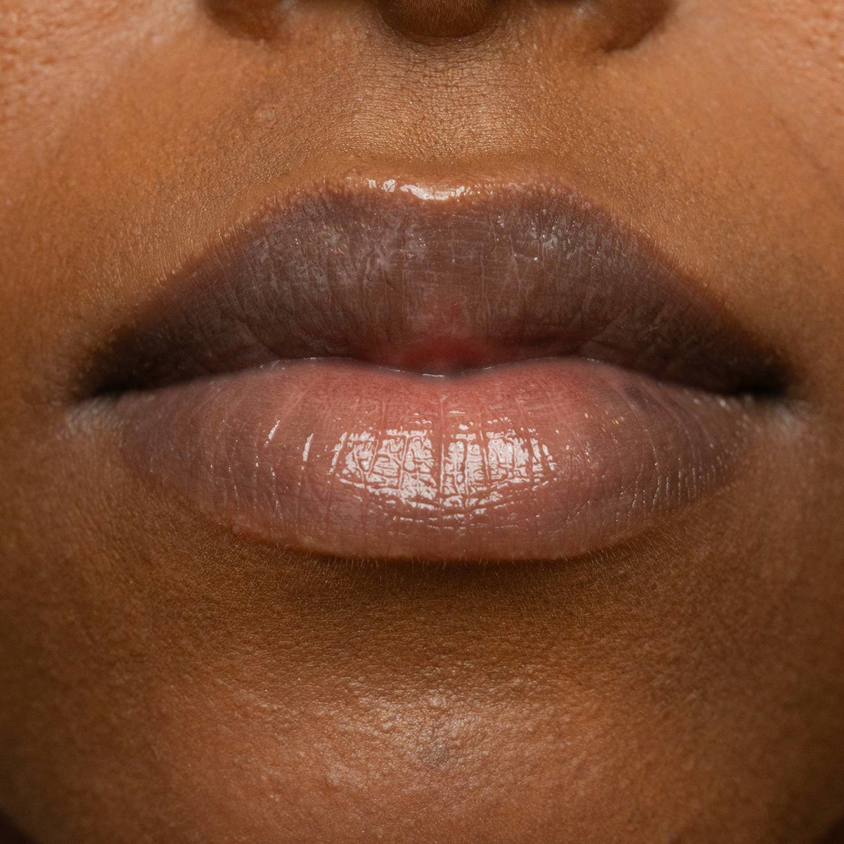 Nahaufnahme von Lippen mit einem natürlichen, glänzenden Finish erzielt mit dem LH Cosmetics Plush in der Farbe Cozy.
