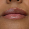 Nahaufnahme von Lippen mit einem natürlichen, glänzenden Finish erzielt mit dem LH Cosmetics Plush in der Farbe Cuddle.
