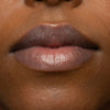 Nahaufnahme von Lippen mit einem natürlichen, glänzenden Finish erzielt mit dem LH Cosmetics Plush in der Farbe Dreamy.