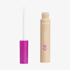 Geöffnete beige Tube Lumene CC All-Over Concealer in der Farbe 05 Light neben lila-pinker Kappe und Applikatior auf weißem Hintergrund.