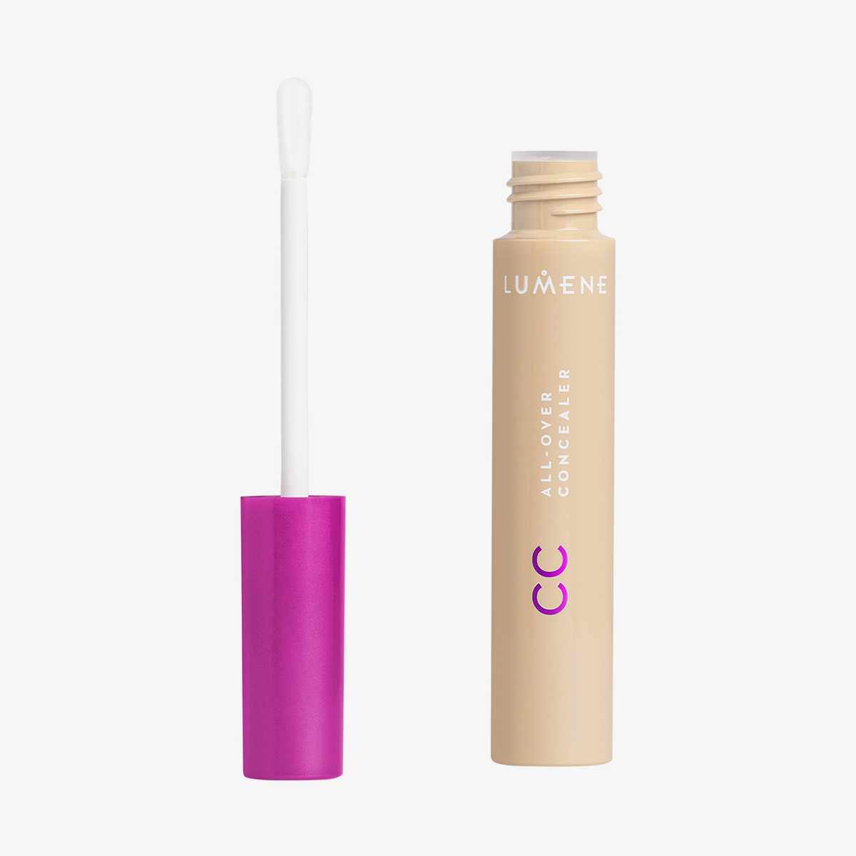Geöffnete beige Tube Lumene CC All-Over Concealer in der Farbe 05 Light neben lila-pinker Kappe und Applikatior auf weißem Hintergrund.
