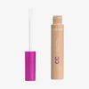 Geöffnete mittelbeige Tube Lumene CC All-Over Concealer in der Farbe 2 Medium neben lila-pinker Kappe und Applikatior auf weißem Hintergrund.