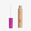 Geöffnete mittelbeige Tube Lumene CC All-Over Concealer in der Farbe 4 Tan neben lila-pinker Kappe und Applikatior auf weißem Hintergrund.