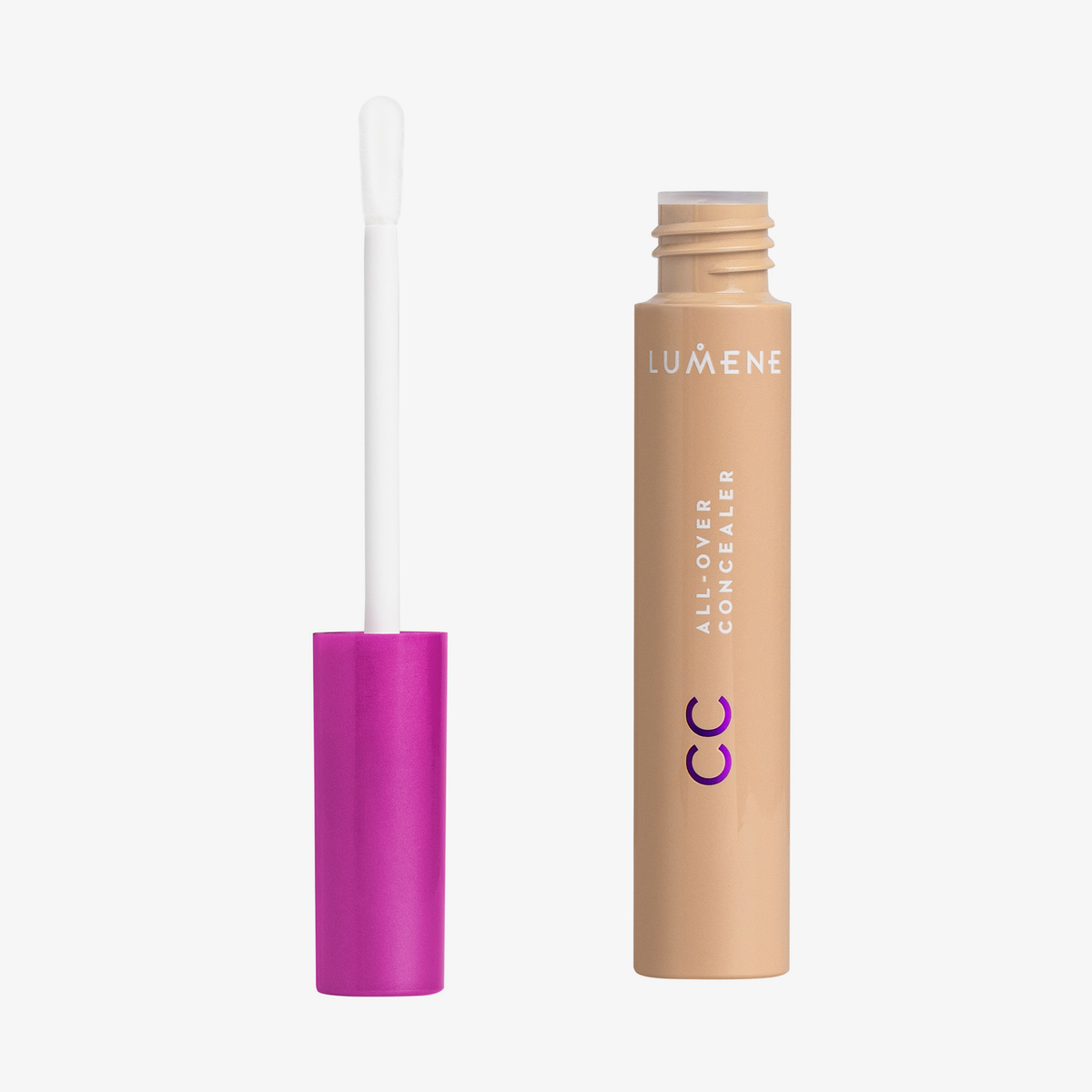Geöffnete mittelbeige Tube Lumene CC All-Over Concealer in der Farbe 4 Tan neben lila-pinker Kappe und Applikatior auf weißem Hintergrund.
