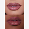 Zwei Nahaufnahmen von Lippen, die den Lunar Beauty Lip Pencil in der gleichen Farbe tragen, auf verschiedenen Hauttönen.
