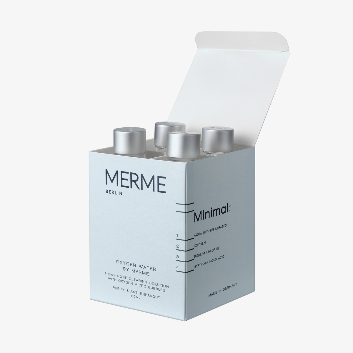 Geöffnete hellblaue Schachtel des MERME Oxygen Water 4-Wochen-Sets mit vier silbernen Flaschen.