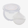 Eine Kompaktpackung NABLA Close-up Blotting Pressed Powder in Weiß, abgebildet mit dem dazu passenden Applikationspuff vorne.