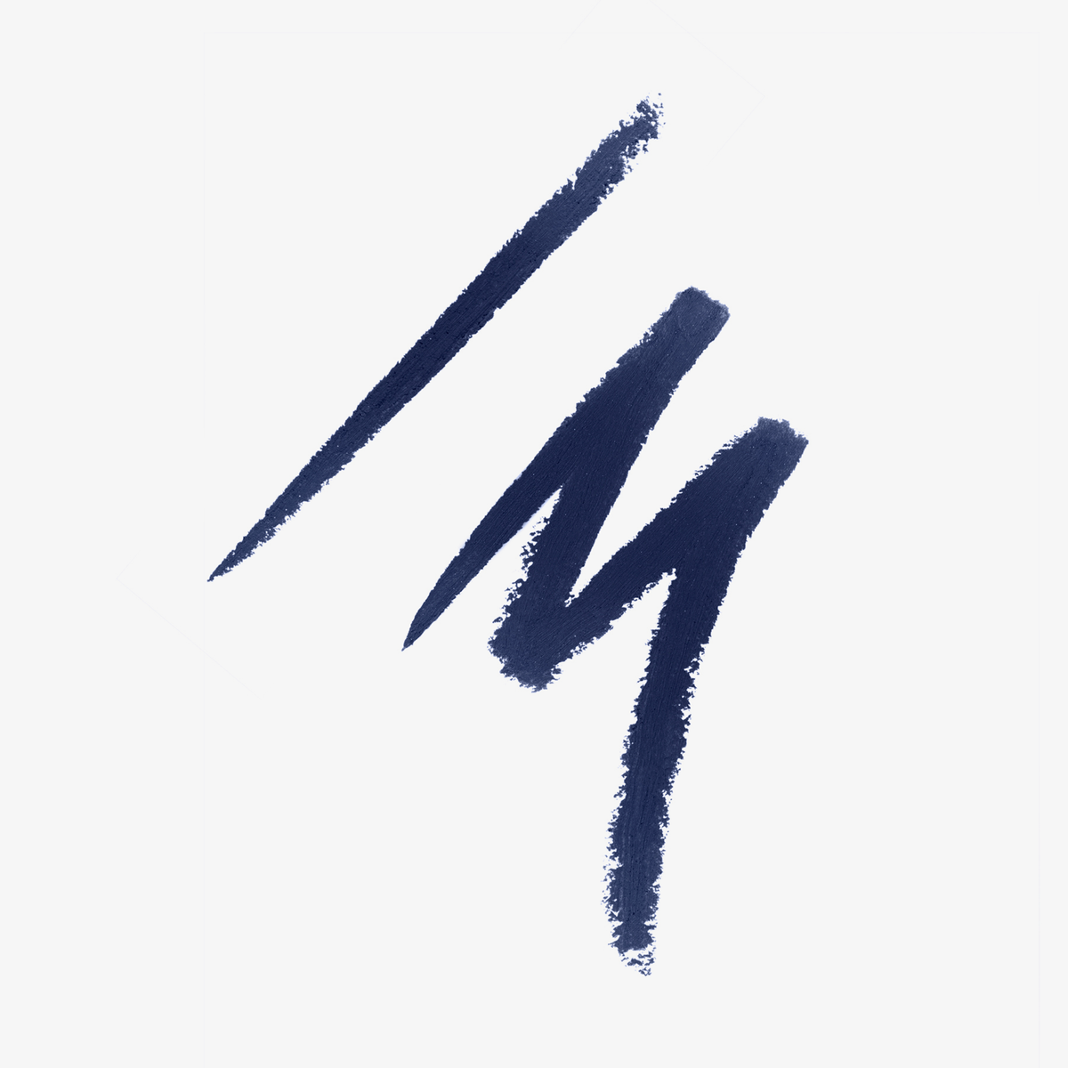 Drei blaue, unterschiedlich dicke Linien auf weißem Hintergrund, gemalt mit einem cremigen Kajalstift – zeigen die Farbintensität und Textur.