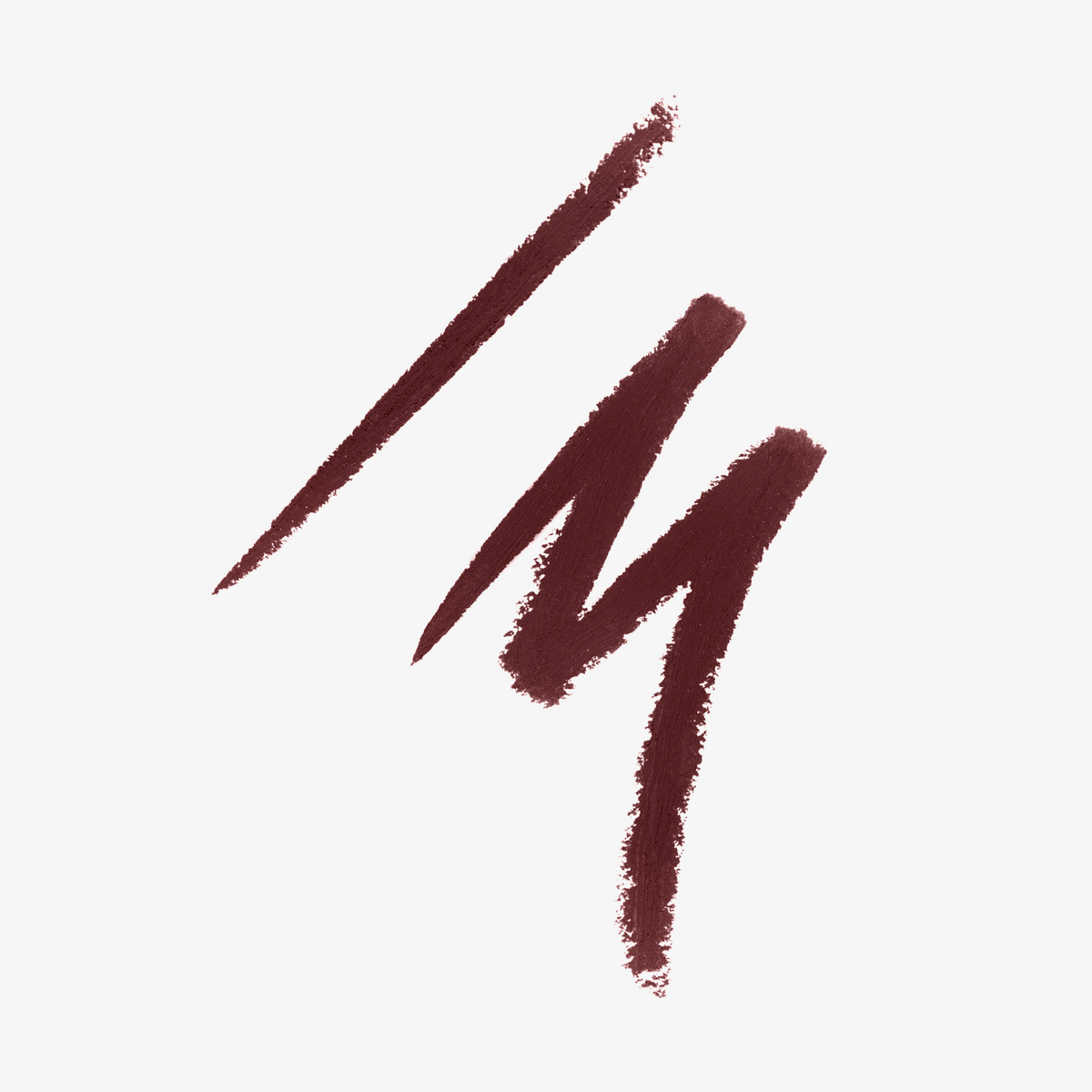 Drei beerenfarbige, unterschiedlich dicke Linien auf weißem Hintergrund, gemalt mit einem cremigen Kajalstift – zeigen die Farbintensität und Textur.