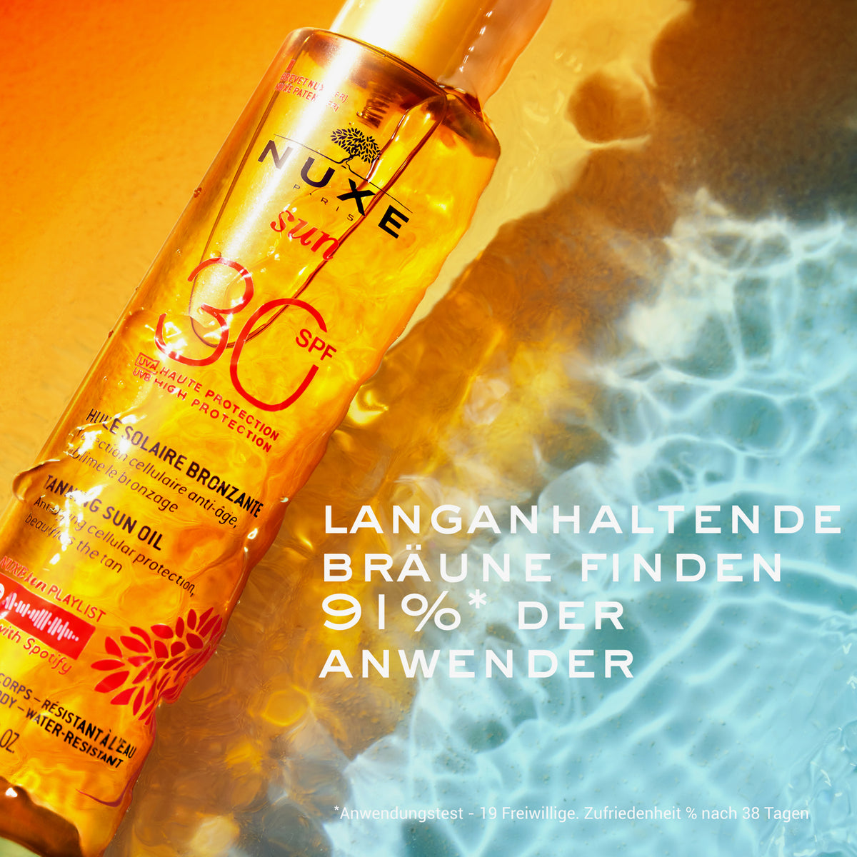 Eine Flasche NUXE Sun Set Sonnenöl LSF  liegt neben einem sonnenbeschienenen Pool, beleuchtet von schimmernden Wasserreflexen.