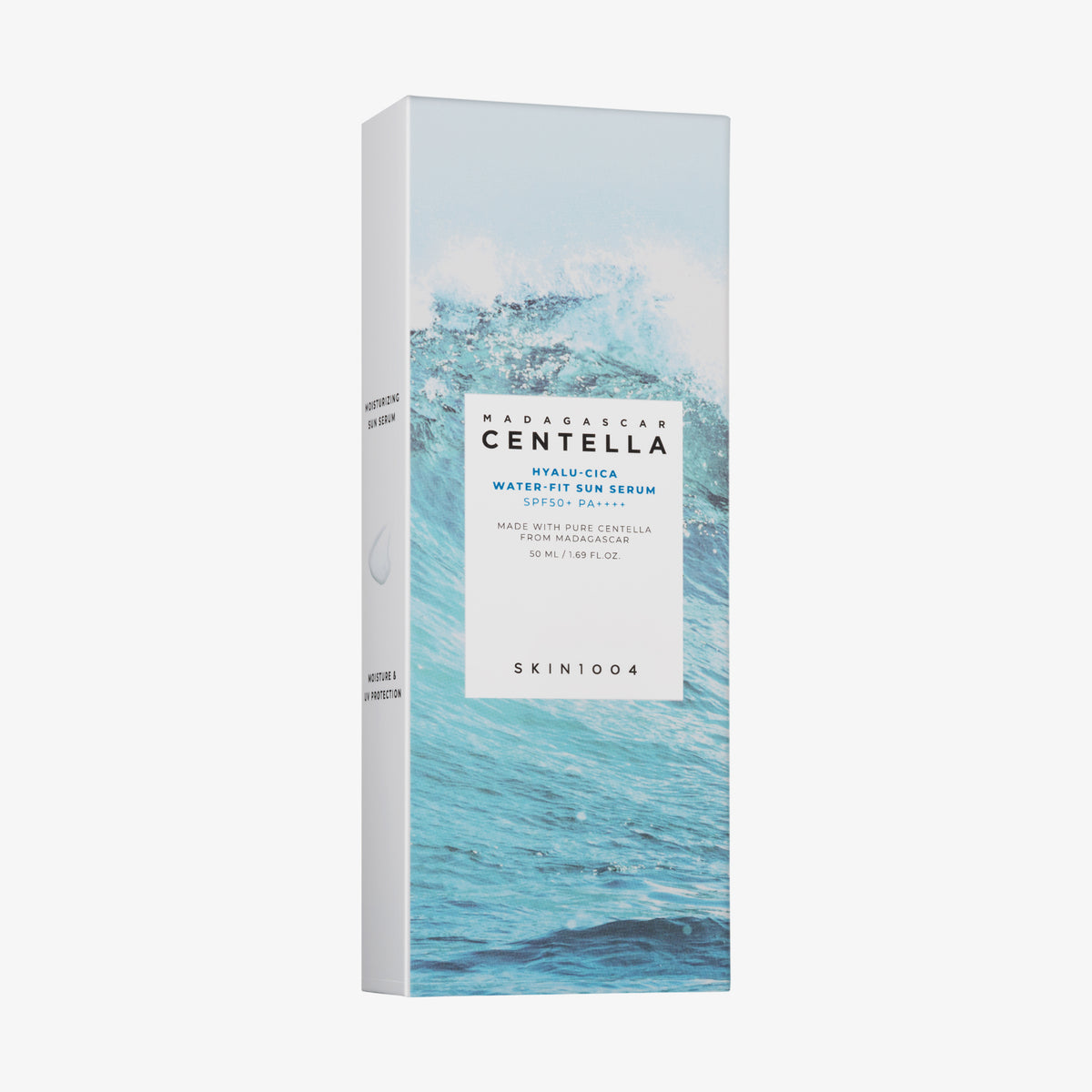 Eine Schachtel Madagascar Centella Hyalu-Cica Water-Fit Sun Serum mit Meereswellenmotiven auf der Verpackung.