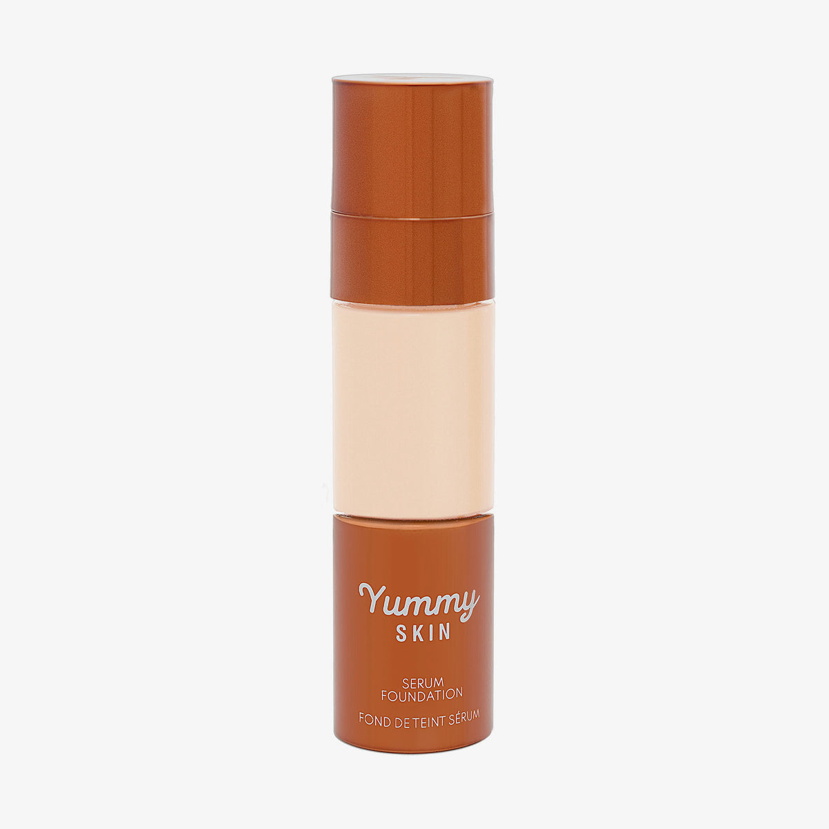 Eine halbtransparente und bronzene Flasche Yummy Skin Serum Foundation 3P mit hellbeigem Inhalt.