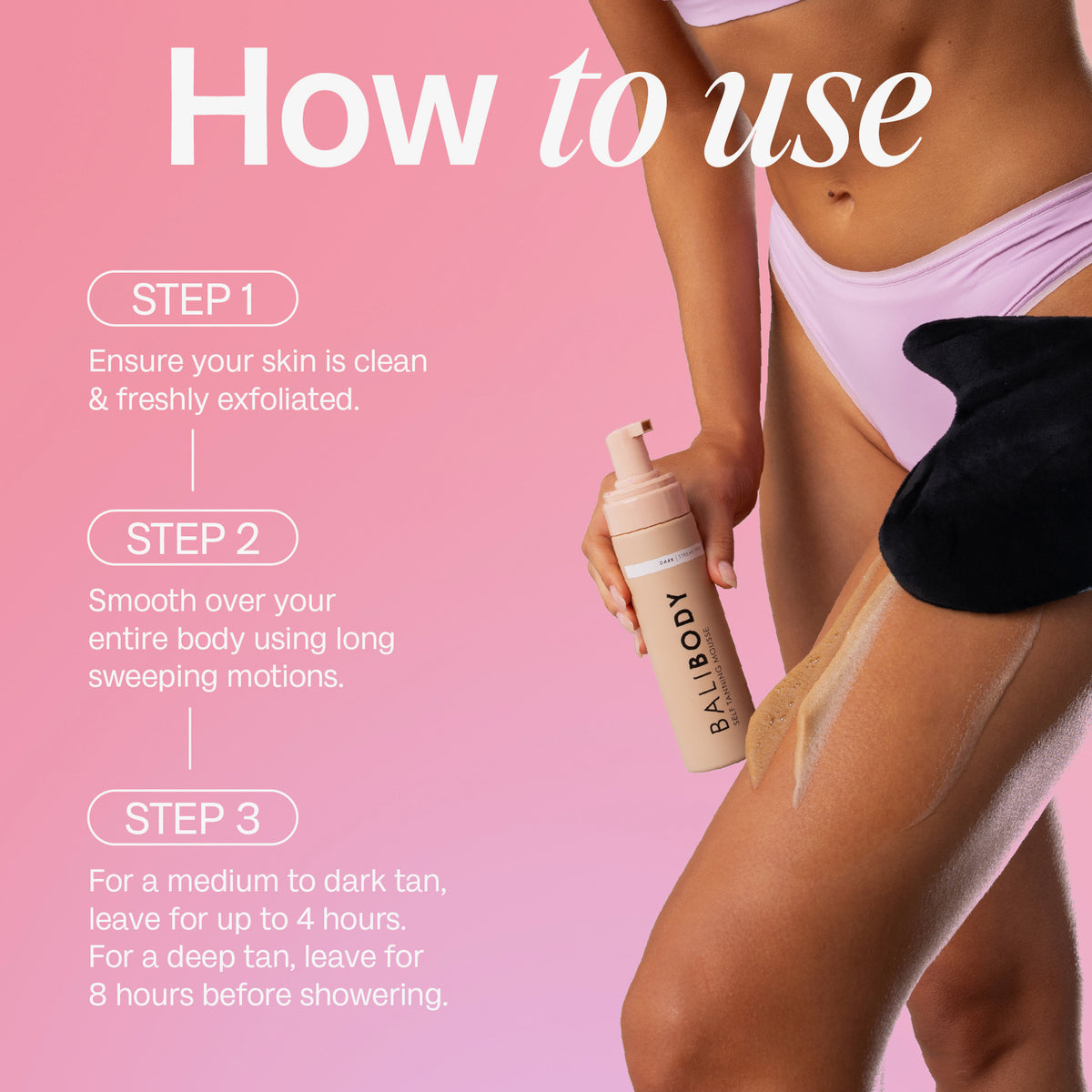 Eine Person trägt vor einem rosa Hintergrund den Self Tanning Mousse Dark auf; daneben Anweisungshinweise
