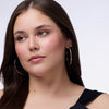 Nahaufnahme einer Frau die den Blushin' Charm Multi Stick 040 auf den Wangen und Lippen trägt.