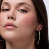 Nahaufnahme einer Frau die den Blushin' Charm Multi Stick 050 auf den Wangen und Lippen trägt.