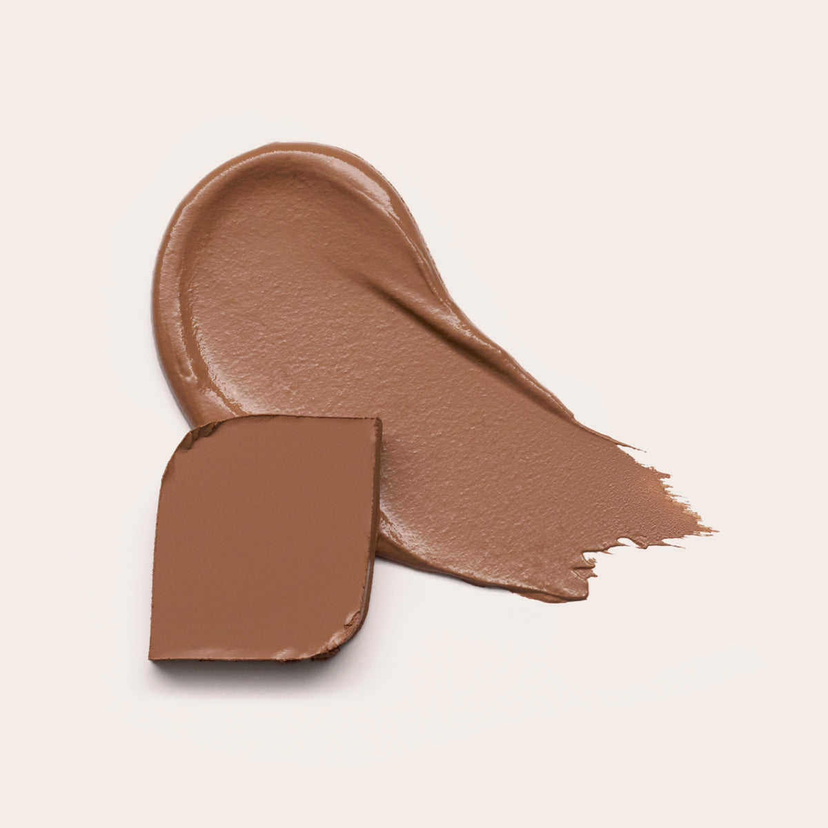 Ein Farbmuster den cremigen Melted Sun Cream Bronzer 020 vor einem weißen Hintergrund.
