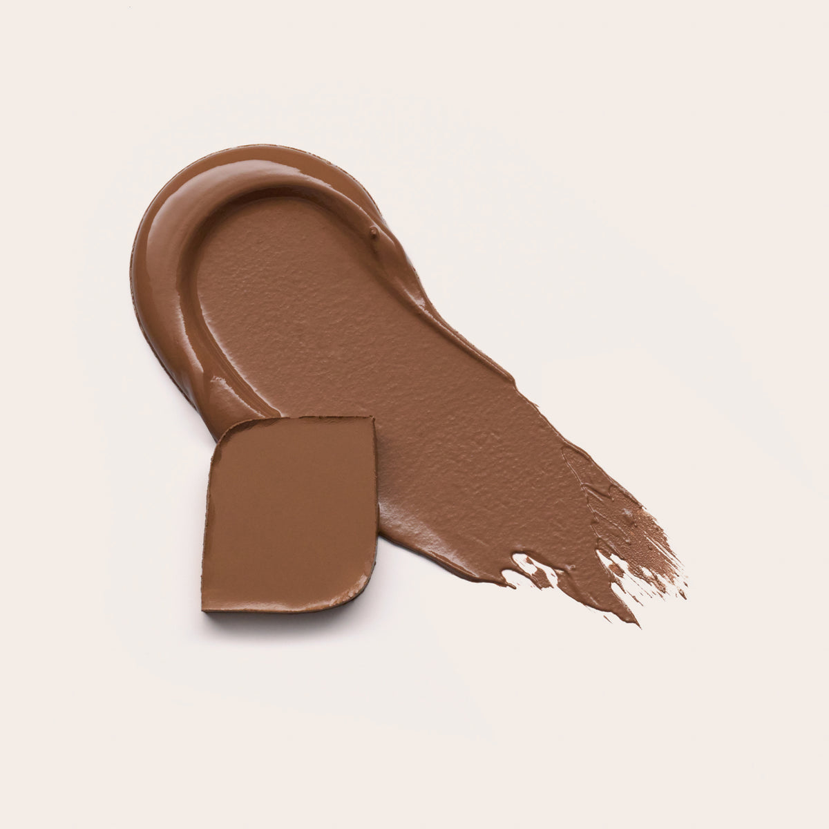 Ein neutral braunes Farbmuster des Melted Sun Cream Bronzer 030 auf weißem Hintergrund.