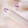 Nahaufnahme von zwei lila schimmernden PEARLFECTION Eyeshadow Sticks Sparkles of Pearlsauf weichem, perlmuttartigen Hintergrund.