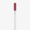 Eine Nahaufnahme des Applikators des Catrice Cosmetics Shine Bomb Lip Lacquer 060, der einen rosafarbenen Glanz und einen weißen Griff vor einem weißen Hintergrund aufweist.
