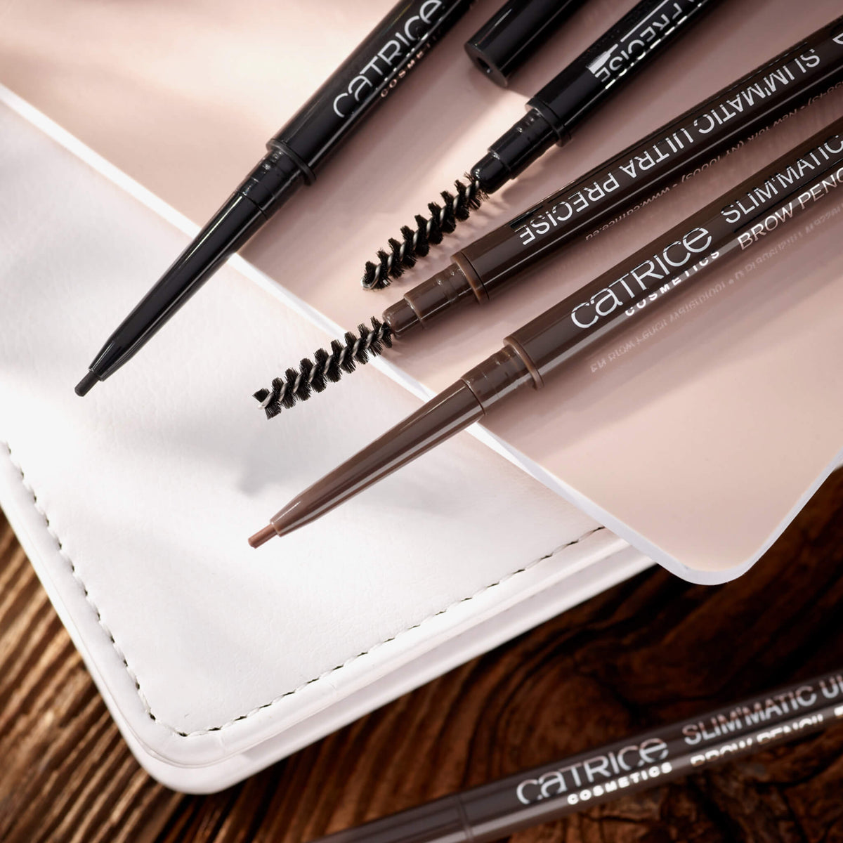 Nahaufnahme mehrerer Slim'Matic Ultra Precise Brow Pencil Waterproof.