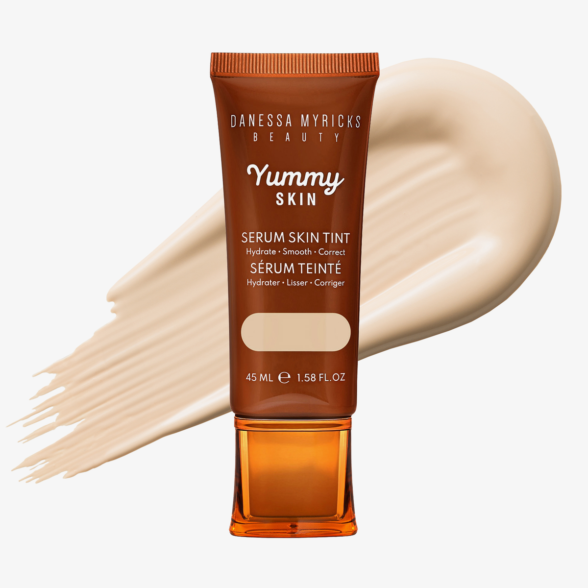 Eine Tube Yummy Skin Serum Tint 1 vor einem hellbeigem Farbmuster.